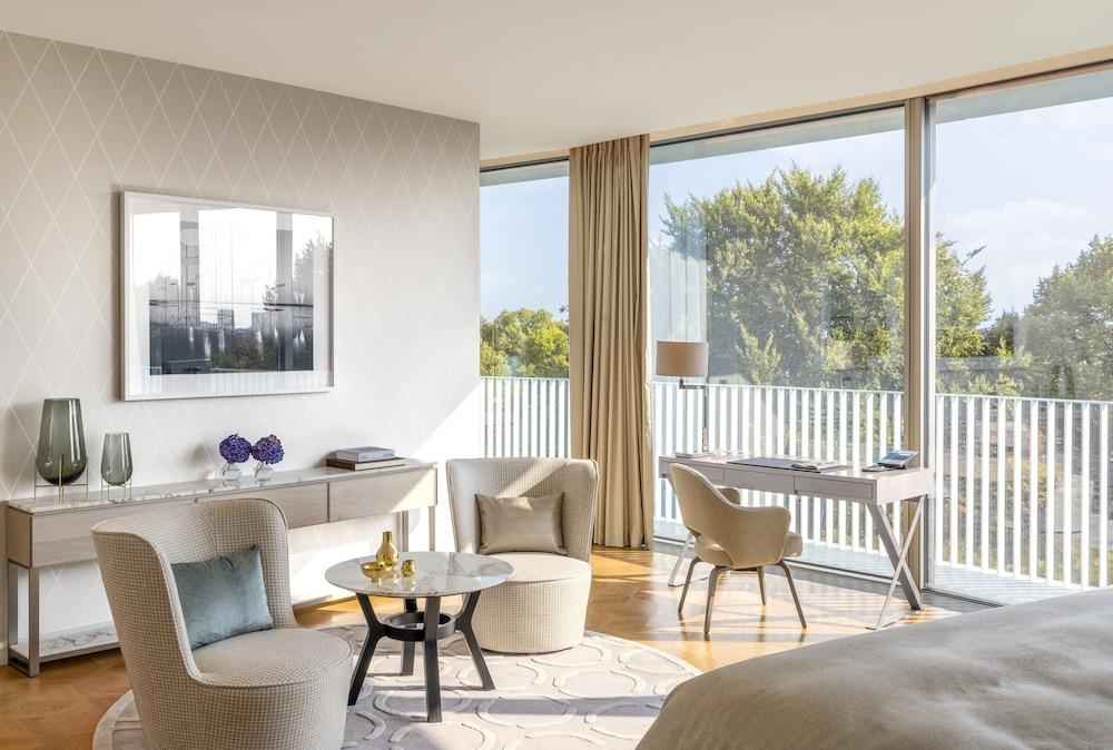 더 퐁트네 함브루크 외부 사진 A guest room at the West Hollywood hotel